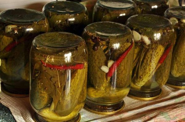 Холодный и горячий способы засолки огурцов в банках и бочке