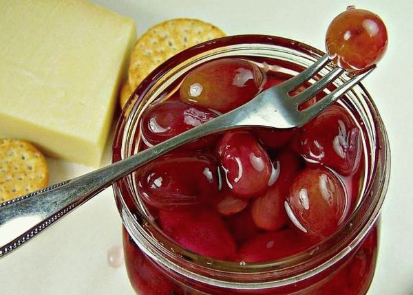 Легкие рецепты приготовления маринованного винограда и его листьев