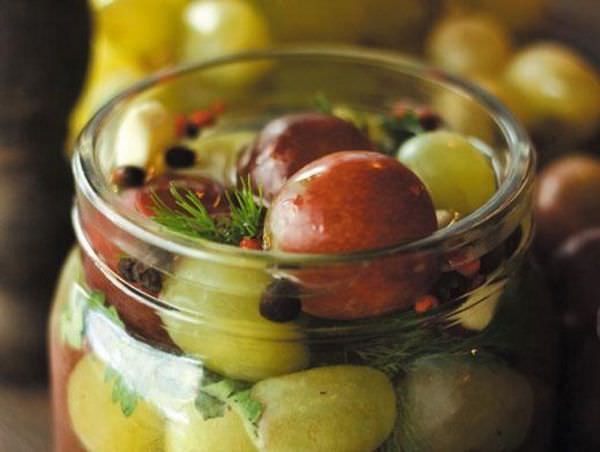 Легкие рецепты приготовления маринованного винограда и его листьев