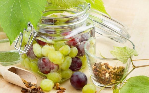 Легкие рецепты приготовления маринованного винограда и его листьев