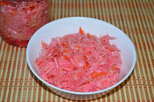 Лучшие рецепты маринованной капусты со свеклой