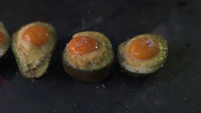 Яичница с авокадо на сковороде и в духовке, рецепты пикантного омлета