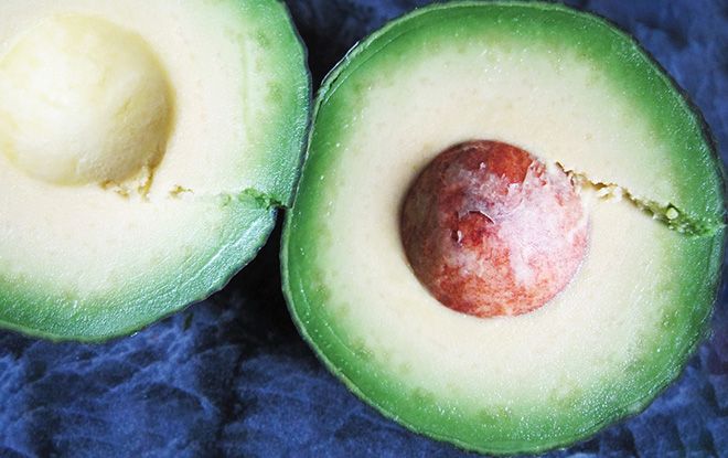 Косточка авокадо: что с ней делать, можно ли есть орех, что можно сделать из семени