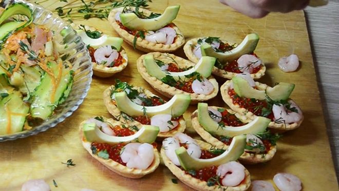 Тарталетки с авокадо и креветками, с красной икрой и красной рыбой, рецепты начинки и крема