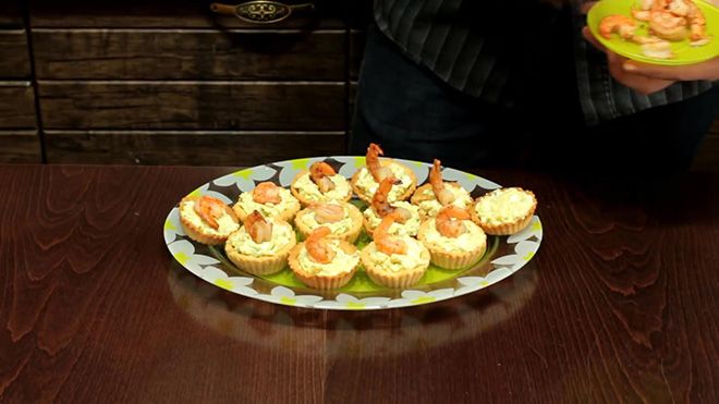 Тарталетки с авокадо и креветками, с красной икрой и красной рыбой, рецепты начинки и крема