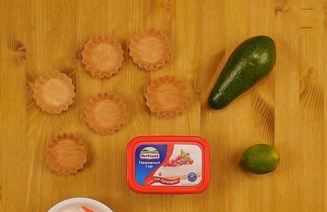 Тарталетки с авокадо и креветками, с красной икрой и красной рыбой, рецепты начинки и крема