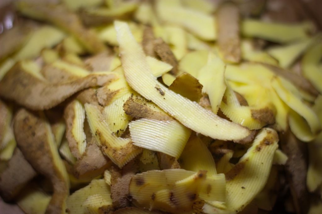 Картофельные очистки как удобрение для садовых культур