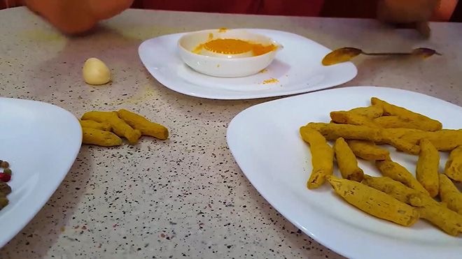 Мед с куркумой, полезные свойства и противопоказания, от чего помогает и как принимать