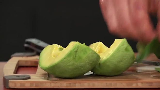 Какой вкус у авокадо, что напоминает фрукт в сыром виде